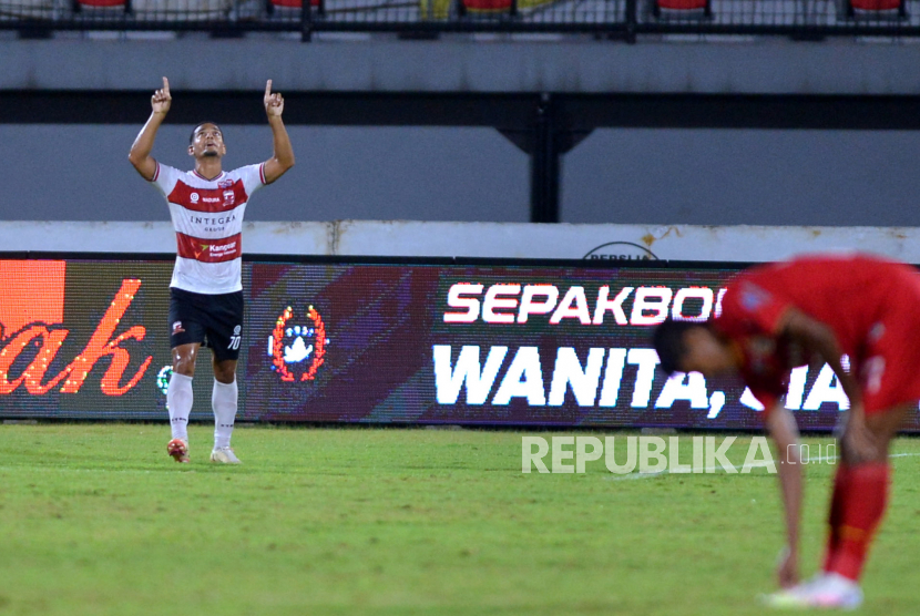 Pesepak bola Madura United Renan Da Silva berselebrasi usai mencetak gol ke gawang Persija Jakarta saat pertandingan Liga 1 di Stadion Kapten I Wayan Dipta, Gianyar, Bali, Kamis (17/3/2022). 