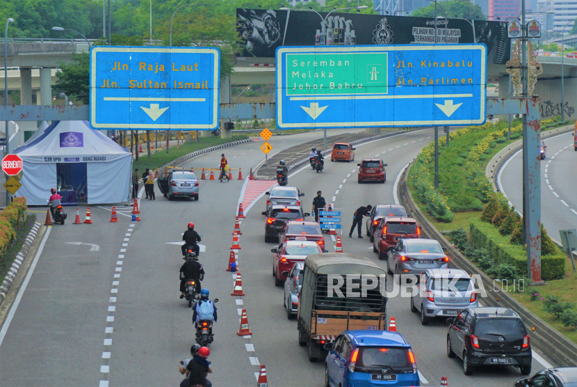 Polisi Diraja Malaysia (PDRM) melakukan blokade jalan raya pada saat pelaksaan total lockdown atau perintah kawalan pergerakan penuh di Jalan Kuching, Kuala Lumpur, Rabu (28/7/2021). Polisi meningkatkan operasi pada saat penularan harian COVID-19 di negara naik menjadi 17.405  kasus.