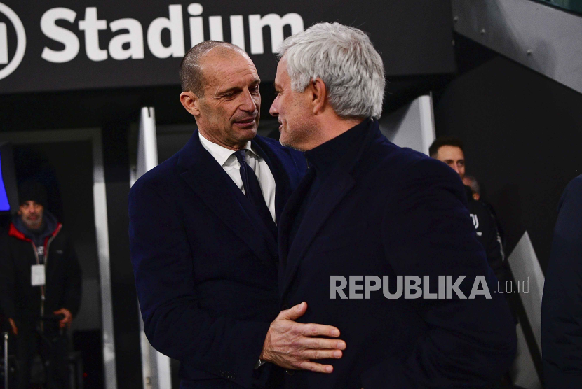 Juventus coach Massimiliano Allegri, left, and Roma coach Jose Mourinho hug each other prior to the Serie A soccer match between Juventus and Roma, at the Turin Allianz stadium, Italy, Saturday Dec. 30, 2023.  