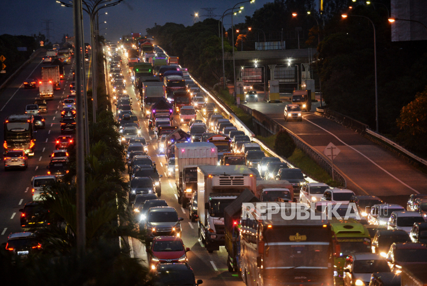 Kendaraan terjebak kemacetan di Tol Limgkar Luar Menuju Cikampek dan Jagorawi di kawasan Setu, Cipayung, Jakarta Timur, Jumat (23/12/2022). Menjelang libur Nataru 2023, berdasarkan data Kepolisian, jumlah kendaraan yang keluar dari Jakarta melalui tol pada H-2 Hari Raya Natal sebanyak 163 ribu kendaraan atau mengalami kenaikan 16,38 persen dibanding lalu lintas harian dengan rata-rata sebanyak 140.009 kendaraan. Republika/Thoudy Badai