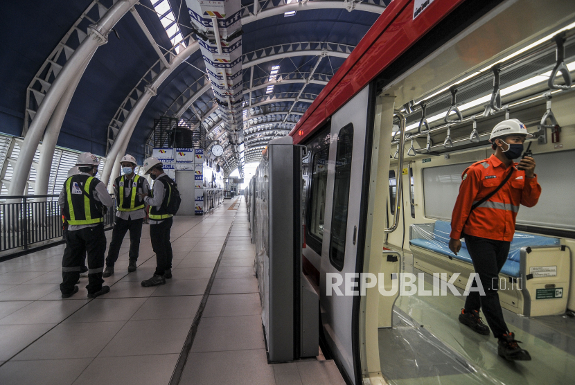 Sejumlah pekerja beraktivitas saat pelaksanakan uji coba lintasan LRT Jabodebek TMII-Cibubur di Jakarta, pekan lalu, KAI ditargetkan sudah dapat mengoperasikan LRT Jabodebek pada pertengahan 2022.