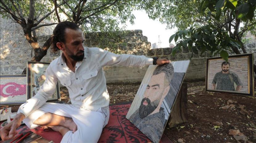Seniman Suriah gambarkan penyiksaan di penjara rezim Assad dengan mozaik.
