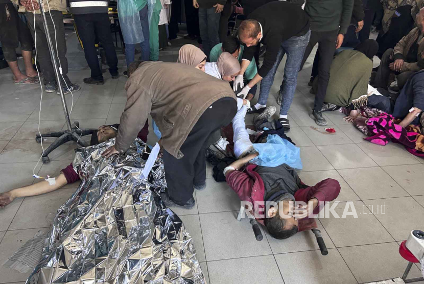 Warga Palestina yang terluka akibat serangan Israel saat menunggu bantuan kemanusiaan di pantai Kota Gaza dirawat di Rumah Sakit Shifa Kamis, (29/2/2024).