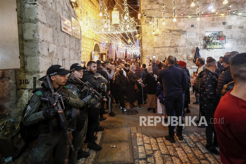 Polisi Israel menjaga lorong-lorong kota tua Yerusalem saat jamaah Palestina keluar dari Masjid Al-Aqsa setelah shalat taraweh pertama di bulan suci Ramadhan, di Yerusalem, Kamis (23/3/2023). 
