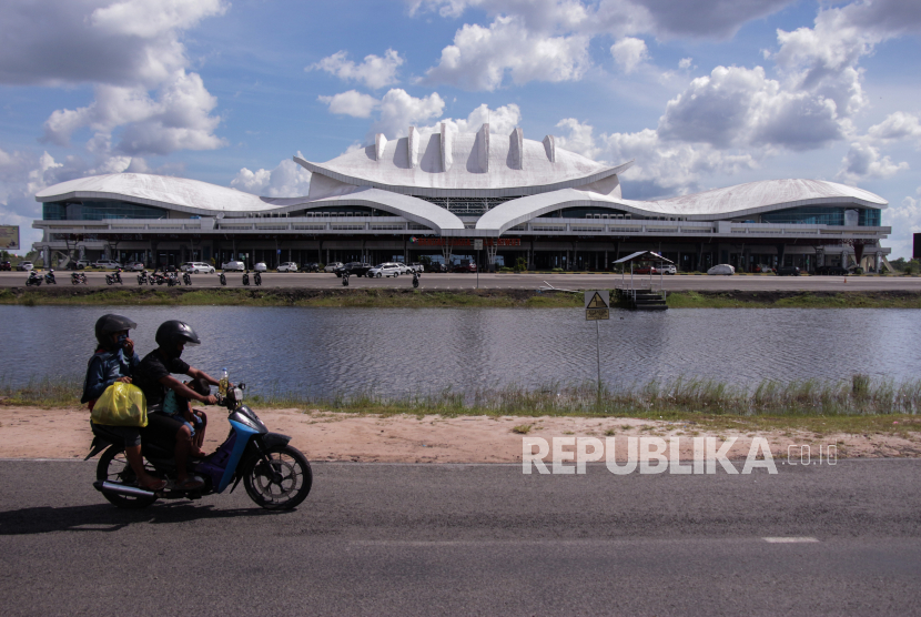 Pengendara melintas di kawasan Bandara Tjilik Riwut, Kota Palangkaraya, Provinsi Kalimantan Tengah, Senin (5/7/2021). 