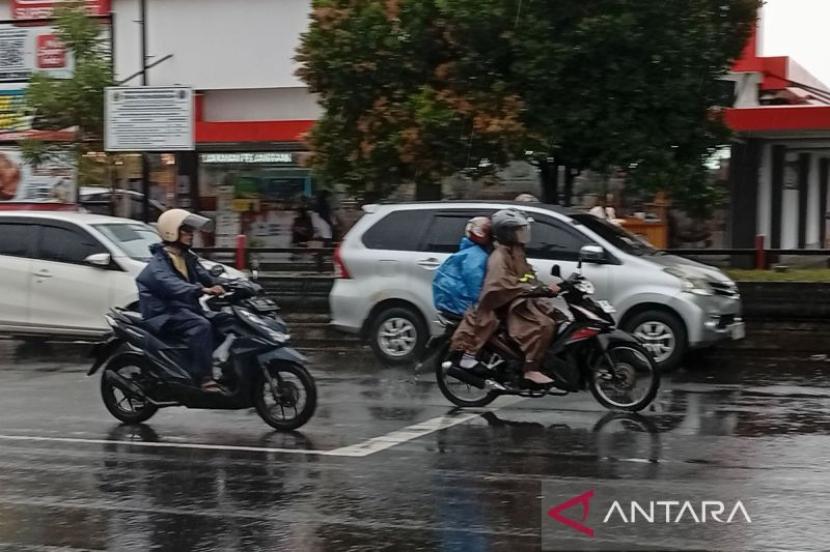 BMKG Prakirakan Hujan Ringan di Sejumlah Kota Indonesia Kamis Ini