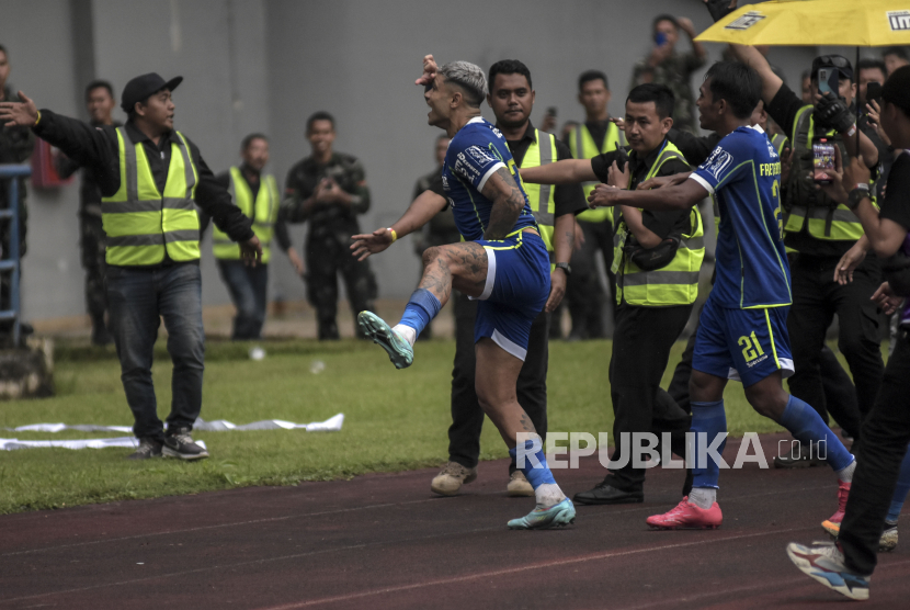 Pemain Persib Bandung Ciro Alves melakukan selebrasi seusai mencetak gol ke gawang Persija Jakarta dalam pertandingan Liga 1 2022/2023 di Stadion Gelora Bandung Lautan Api (GBLA), Kota Bandung, Rabu (11/1/2023). Gol Ciro Alves membawa Persib Bandung meraih kemenangan atas Persija Jakarta dengan skor 1-0.