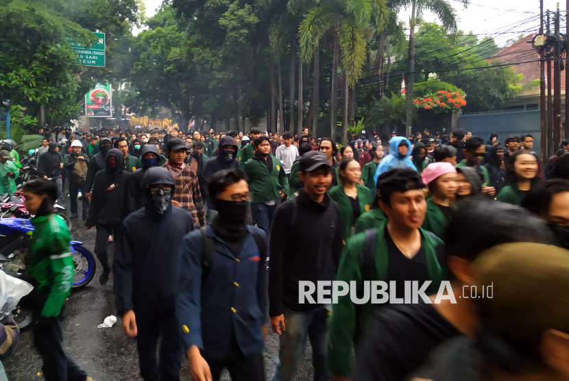 Massa terus berdatangan untuk melakukan aksi demonstrasi di Gedung DPRD Provinsi Jabar, Jalan Diponegoro, Kota Bandung, Jumat (29/8/2025). Aksi demo yang dilakukan mahasiswa, pelajar dan pengemudi ojek online (ojol) ini sebagai bentuk solidaritas atas meninggalnya Affan Kurniawan, pengemudi ojol yang meninggal dilindas mobil taktis Brimob, serta menyikapi sejumlah kebijakan DPR RI yang dianggap tidak pantas.