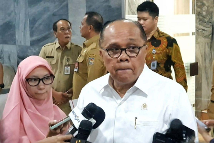 Politikus PDIP yang juga Wakil Ketua Komisi II DPR Junimart Girsang di Gedung Nusantara, Kompleks Parlemen, Jakarta, Senin (25/4/2024). 
