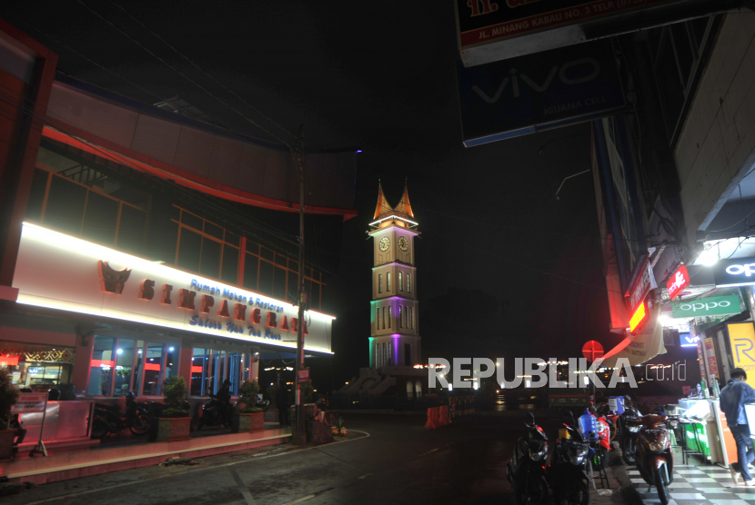 Suasana pertokoan di kawasan Jam Gadang yang sepi menjelang malam di Kota Bukittinggi, Sumatera Barat, Jumat (17/4/2020). Selama masa pandemi COVID-19, tidak ada sama sekali kunjungan wisatawan ke objek wisata aikonik Sumatera Barat itu