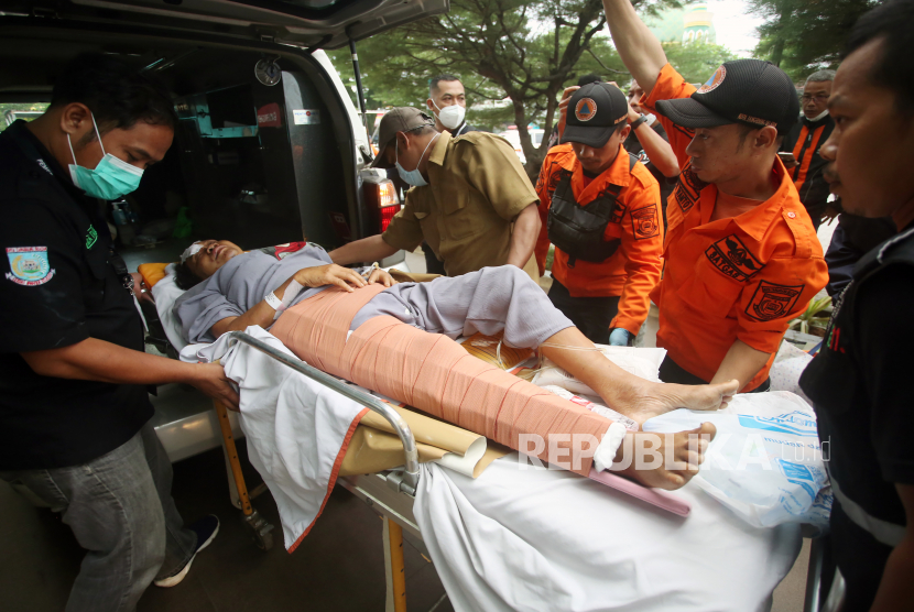 Petugas medis dibantu BPBD Tangsel menurunkan korban  kecelakaan bus Guci dari mobil ambulance setibanya di RSUD Tangerang Selatan, Pamulang, Tangerang Selatan, Banten, Senin (8/5/2023). Kecelakaan bus terjun ke jurang di objek wisata Guci tersebut mengakibatkan sebanyak 27 warga Kayu Gede Tangerang Selatan menjadi korban, 2 orang diantaranya meninggal dunia di rumah sakit RSUD Dr Soesilo Slawi, Tegal. 
