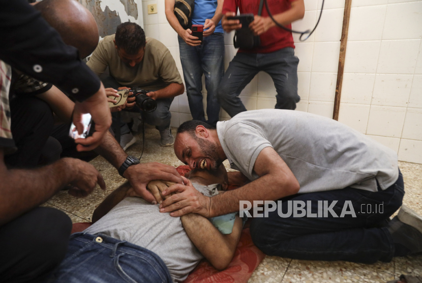 Seorang warga Palestina berduka atas kematian kerabatnya dalam pemboman Israel di Jalur Gaza di Rumah Sakit al-Aqsa di Deir al Balah, Ahad, 9 Juni 2024. 