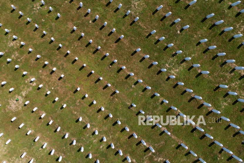 Sembilan Orang Serbia Didakwa atas Pembunuhan 100 Muslim Bosnia 1992. Pemandangan dari pemakaman korban perang Bosnia di Potocari dekat Srebrenica, Bosnia dan Herzegovina, 6 Juli 2020. Gambar diambil dengan drone. Dua puluh lima tahun yang lalu, pasukan Serbia Bosnia yang dipimpin oleh Jenderal Ratko Mladic menyerang daerah kantong timur Srebrenica, di mana sekitar 40 ribu Muslim Bosnia berlindung di bawah PBB. REUTERS/Dado Ruvic