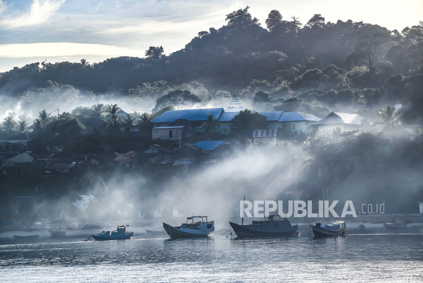 Kepulan asap dari aktivitas rumah tangga di Kepulauan Banda Naira, Maluku.