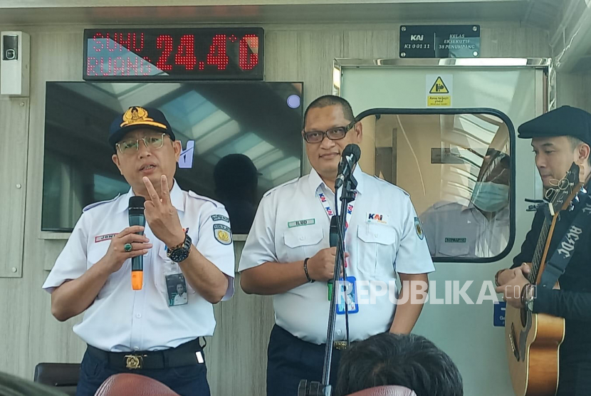 VP Public Relations KAI Joni Martinus (kiri) dan Manager Humas PT KAI Wisata Ilud (kanan) saat jumpa pers di kereta Panoramic, Jakarta, Senin (6/3/2023).