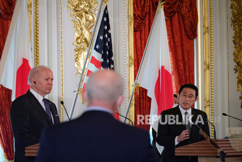  Presiden AS Joe Biden (kiri) dan Perdana Menteri Jepang Fumio Kishida (kanan) menghadiri konferensi pers bersama di Akasaka Guest House di Tokyo, Jepang, 23 Mei 2022. Presiden AS berada di Jepang dalam kunjungan tiga hari setelah perjalanan ke Korea Selatan.