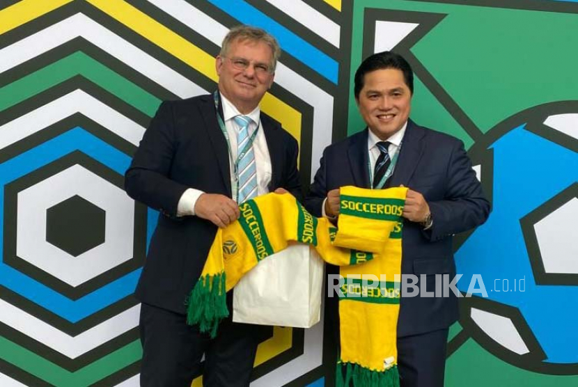 Presiden Football Federation of Australia (FFA) Chris Nikou (kiri) bersama Ketum PSSI Erick Thohir usai Kongres FIFA di Kigali, Rwanda, Kamis (16/3/2023). Warganet ramai-ramai memuji kinerja Erick Thohir sebagai ketua umum Persatuan Sepak Bola Seluruh Indonesia (PSSI). Linimasa Twitter ramai dengan diksi Erick Thohir Gercep yang menjadi trending keempat di Indonesia hingga Jumat (17/3/2023) sore.