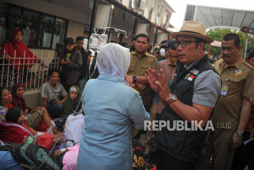 Gubernur Jawa Barat Ridwan Kamil (kedua kanan) saat meninjau korban gempa di RSUD Sayang, Kabupaten Cianjur, Jawa Barat, Senin (21/11/2022). Ridwan Kamil juga meninjau kondisi RSUD dan lokasi gempa lainnya. 