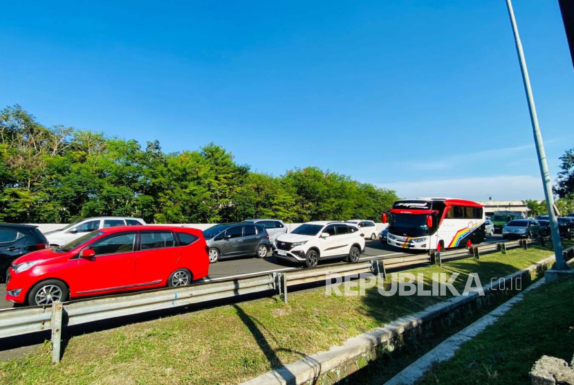 Situasi arus lalu lintas menuju Jalur Puncak, Kabupaten Bogor pada hari pertama long weekend, Kamis (1/6/2023).