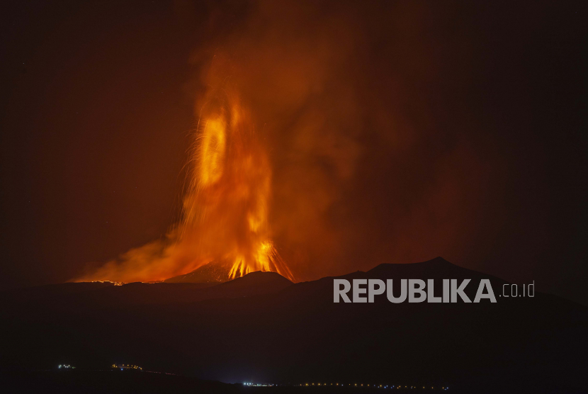 Lava meletus dari kawah Gn. Etna, gunung berapi aktif terbesar di Eropa, dekat Catania, di pulau Sisilia Italia selatan, Sabtu malam, 31 Juli 2021. 