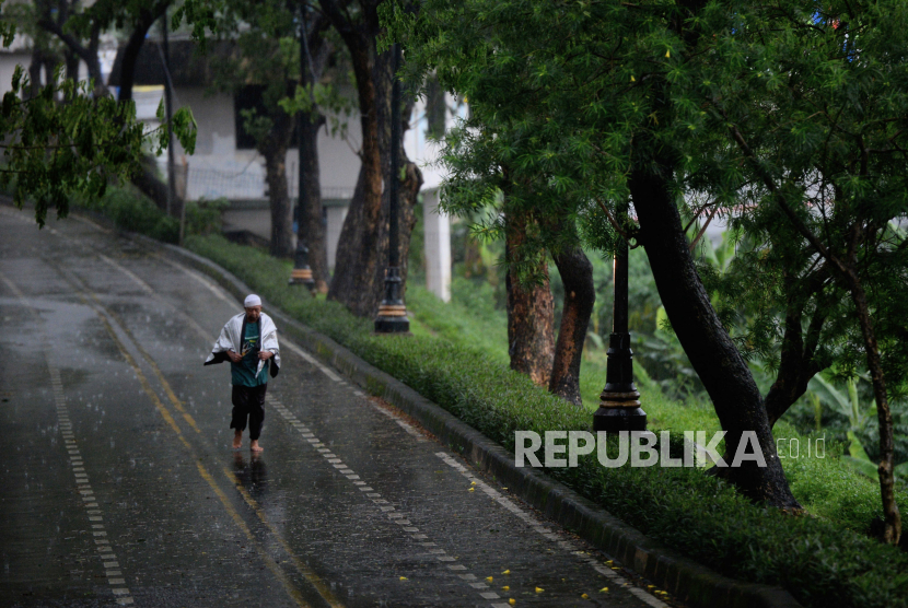 BMKG memperkirakan sebagian wilayah Jakarta akan turun hujan disertai petir dan angin kencang dengan durasi singkat pada sore hari, Rabu (22/11/2023).