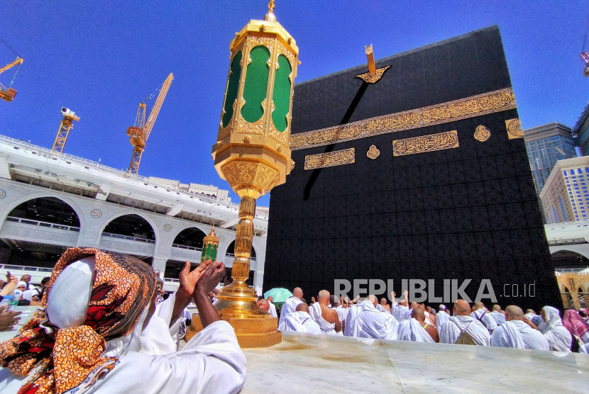Umat Islam berdoa didepan Kabah di Masjidil Haram, Makkah, Arab Saudi, Ahad (30/4/2023). Seratusan Calon Jamaah Haji Cianjur Mundurkan Jadwal Berangkat