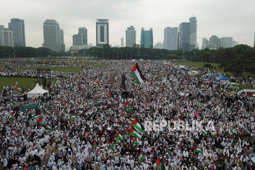 Ribuan warga mengikuti Aksi Damai Aliansi Rakyat Indonesia Bela Palestina di Monas, Jakarta, Ahad (5/11/2023). Aksi yang diikuti massa dari lintas agama itu mengecam serangan Israel ke Palestina. 