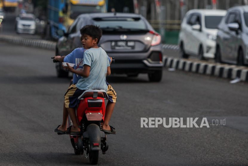 (ILUSTRASI) Anak menggunakan sepeda listrik di jalan raya. 