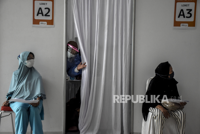 [Ilustrasi] Sejumlah warga lanjut usia (lansia) menunggu giliran untuk disuntik vaksin Covid-19 di RS Otto Iskandar Dinata, Soreang, Kabupaten Bandung.