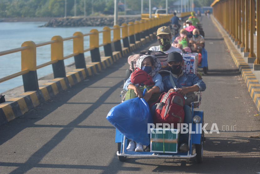 Calon penumpang menaiki becak motormenuju dermaga sebelum naik ke Kapal Motor Penyeberangan (KMP) Dharma Kartika di Pelabuhan Jangkar, Situbondo, Jawa Timur (ilustrasi) 