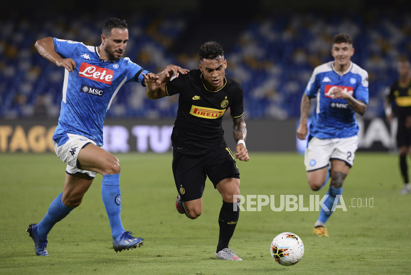 Penyerang Inter Milan Lautaro (kedua kiri) dijaga pemain Napoli Nikola Maksimovic pada laga Coppa Italia, pertengahan Juni. Kedua tim akan berhadapan kembali pada laga pekan ke-35 Serie A, Rabu (29/7) dini hari WIB.  