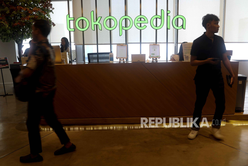 Logo Tokopedia yang ditampilkan saat peluncuran promosi belanja Beli Lokal 12-12 di Jakarta, Selasa (12/12/2023). 