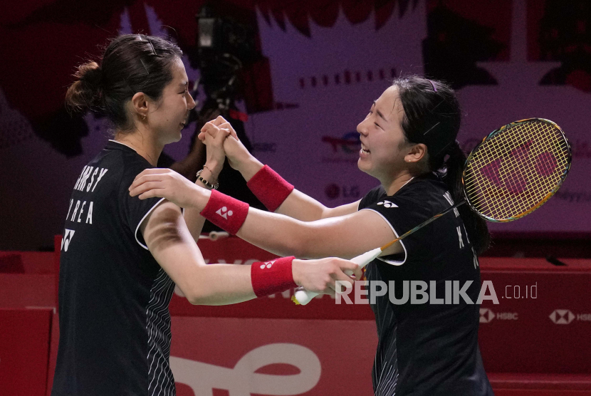  Pebulutangkis Korea Selatan Kim So-yeong, kiri, dan Kong Hee-yong merayakan kemenangan setelah mengalahkan Nami Matsuyama dan Chiharu Shida dari Jepang dalam pertandingan final bulu tangkis ganda putri di BWF World Tour Finals di Nusa Dua, Bali, Ahad (5/12). 