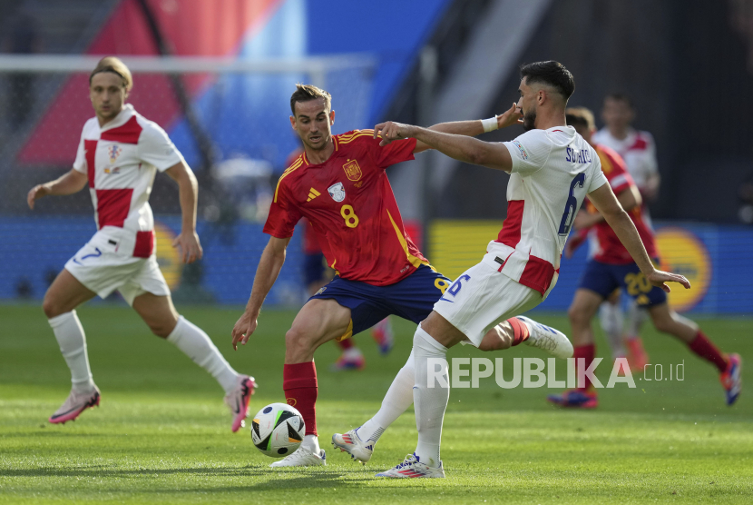 Pemain Spanyol Fabian Ruiz berebut bola dengan pemain Kroasia pada pertandingan Grup B Euro 2024 di Berlin, Jerman, Sabtu, 15 Juni 2024.