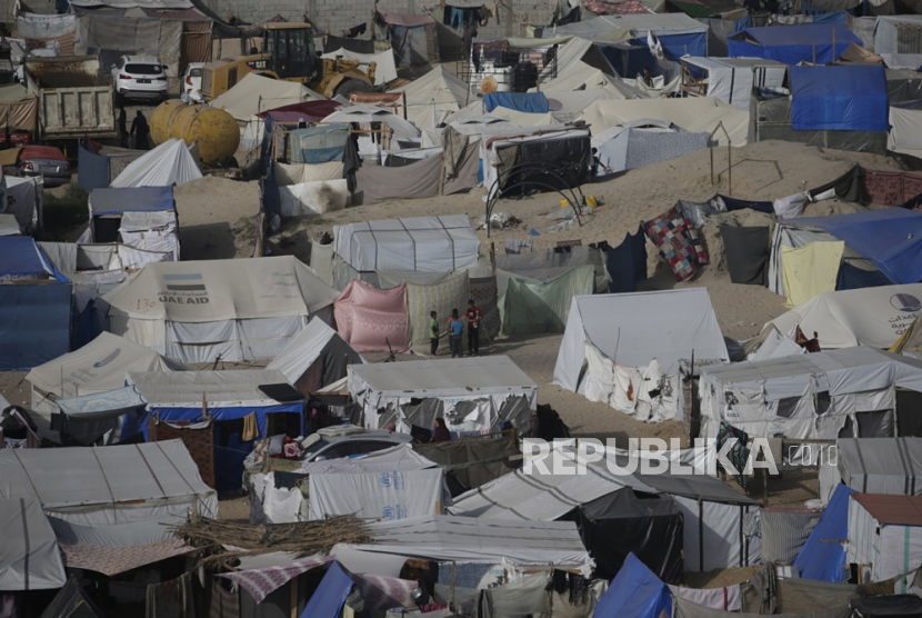 Tenda pengungsi di Rafah terlihat di barat Deir Al Balah, Jalur Gaza selatan 23 April 2024. 