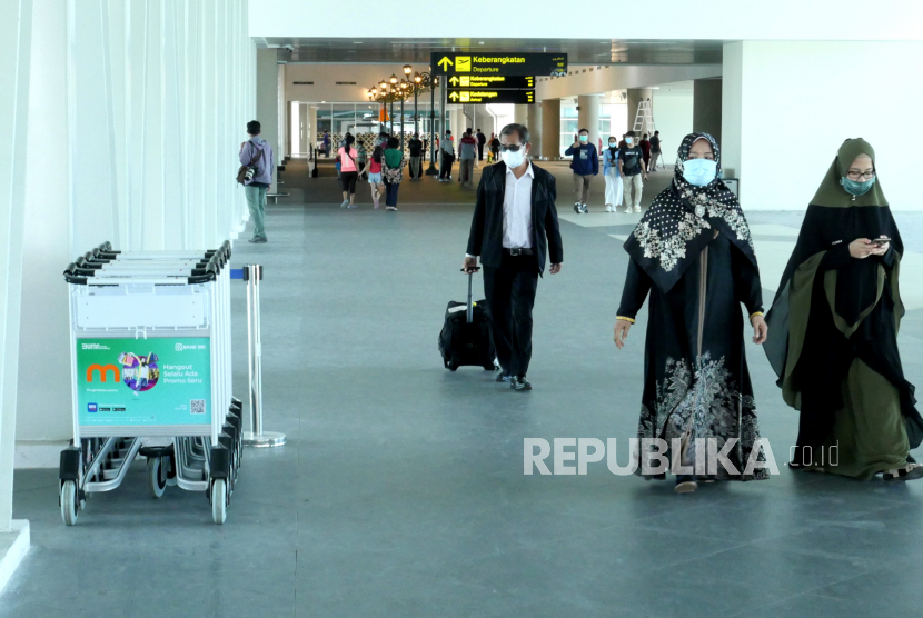 Penumpang pesawat berjalan menuju pintu keluar Bandara Internasional Yogyakarta (YIA), Kulonprogo, saat libur Nataru tahun lalu.