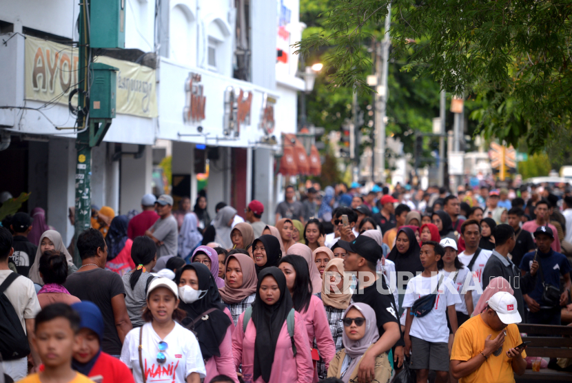 Wisatawan memadati Jalan Malioboro dan kawasan Tugu Yogyakarta jelang malam pergantian tahun 2024.