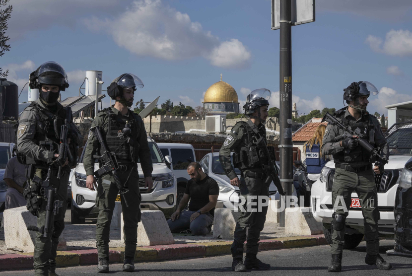Militer Zionis Israel berjaga di Kompleks Masjid Al-Aqsa (ilustrasi). Israel menggunakan Perang Gaza untuk kuasai penuh Masjid Al-Aqsa  