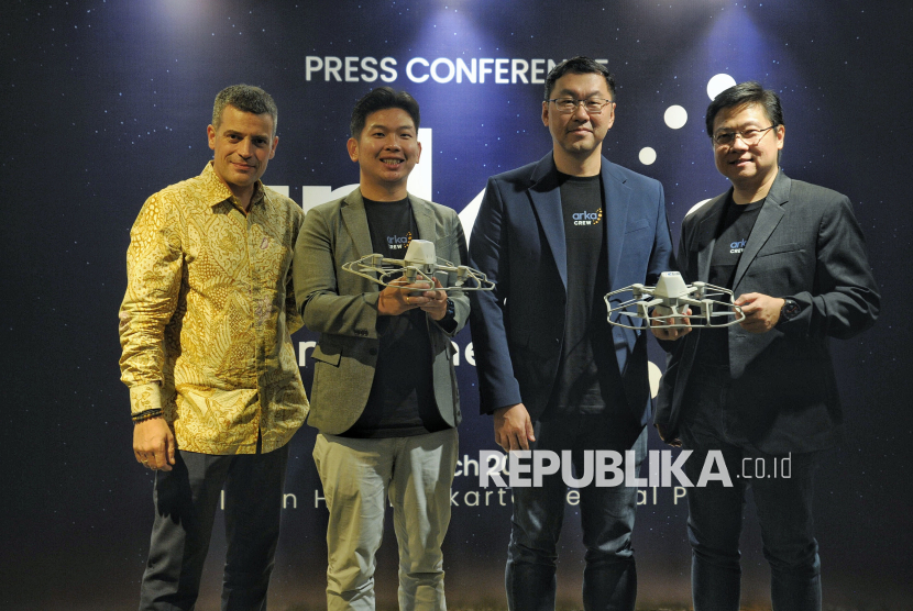 General Manager Pullman Jakarta Central Park Sylvain Laroche, CEO Ubiklan Glorio Yulianto, CEO MahakaX Ronny W Sugiadha dan Direktur PT Sinar Eka Selaras Tbk Andre Tanudjaja (dari kiri) berfoto usai memberikan keterangan pers terkait Arka Entertainment di Jakarta, Jumat (21/3/2025). Arka Entertainment lahir dari kolaborasi antara PT Aero Inovasi Media (AIM) bekerja sama dengan mahakaX dan Ubiklan yang hadir untuk menggali potensi pasar aerial entertainment dengan pemanfaatan drone dalam jumlah masif dalam bermanuver dengan koreografi presisi tinggi untuk menampilkan formasi cahaya yang memukau audiens serta menghadirkan pengalaman imersif. Industri pemasaran dan hiburan di Indonesia memasuki era baru dengan kehadiran Arka Entertainment, penyelenggara drone show terbesar di Tanah Air yang menawarkan solusi canggih melalui pertunjukan drone yang spektakuler dan memukau.