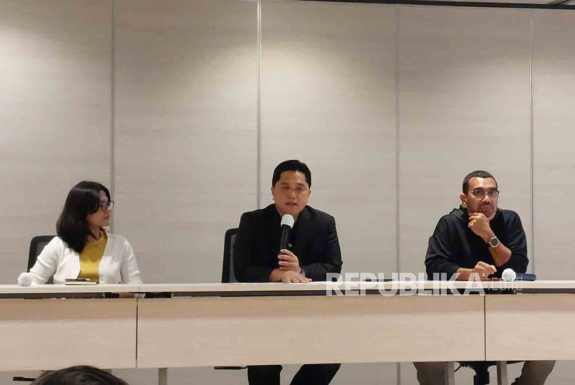 Waketum II PSSI Ratu Tisha Destria, Ketum PSSI Erick Thohir dan Anggota Exco PSSI Arya Sinulingga (kiri-kanan) dalam konferensi pers di Menara Danareksa, Jakarta, Selasa (25/7/2023).