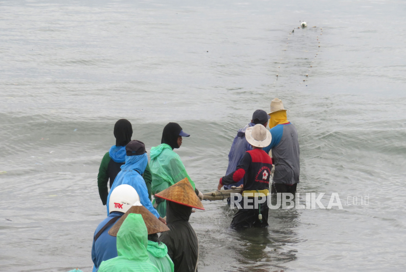 [Ilustrasi] Nelayan bergotong-royong menarik jaring di Pantai Timur Pangandaran.
