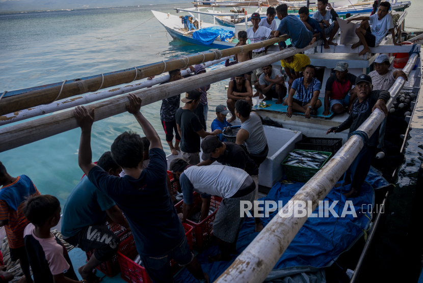 Kesyahbandaran Makassar Imbau Nelayan Waspada Cuaca Ekstrem. Sejumlah buruh nelayan membongkar ikan hasil tangkapan di Pelabuhan Pendaratan Ikan (PPI) Donggala, Sulawesi Tengah, Rabu (20/10/2021). Nelayan di wilayah itu mengaku hasil tangkapan ikan sejak sepekan terakhir ini cukup melimpah karena pergantian arus air laut, terutama di sekitar Selat Makassar. 