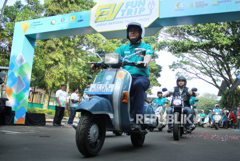 Pelaksana Harian (Plh) Wali Kota Bandung Ema Sumarna mengendarai Vespa yang sudah dikonversi menjadi motor listrik saat mengikuti Fun Trip kendaraan listrik di Kota Bandung, Ahad (25/6/2023). 