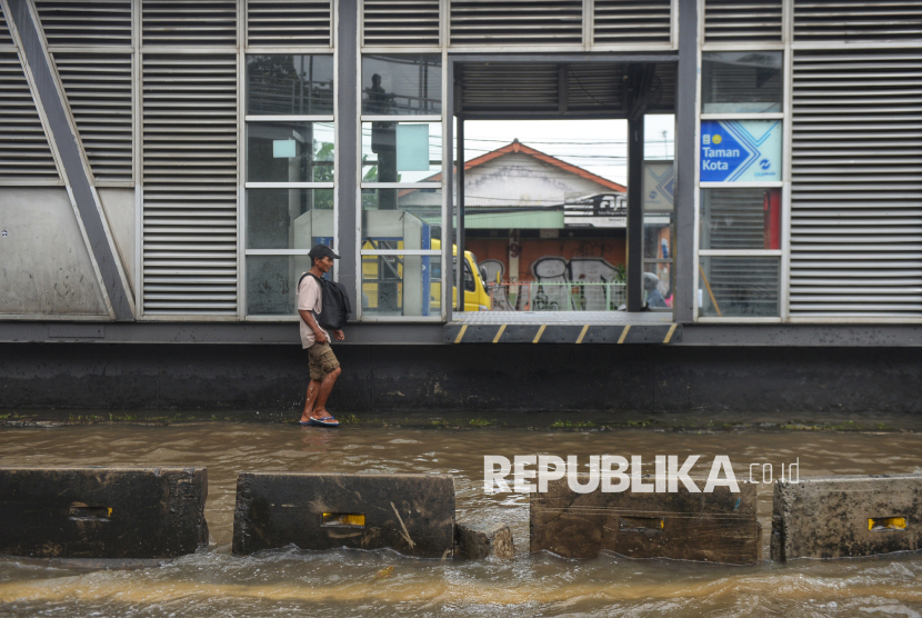 Banjir Surut, Jalan Daan Mogot Kembali Bisa Dilintasi