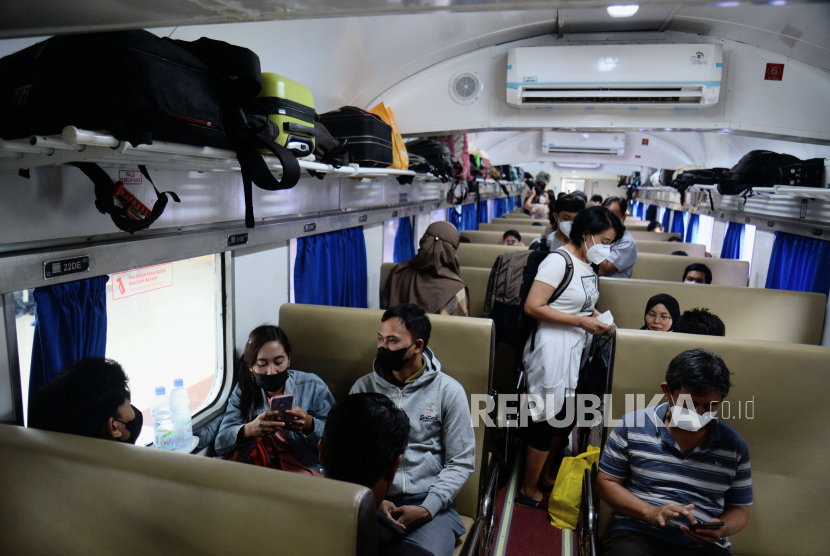 Sejumlah penumpang menunggu waktu keberangkatan kereta di Stasiun Pasar Senen, Jakarta, Jumat (23/12/2022). Menjelang libur panjang akhir pekan pada momen Imlek volume keberangkatan penumpang kereta api jarak jauh (KAJJ) dari Stasiun Gambir dan Pasar Senen kembali meningkat.