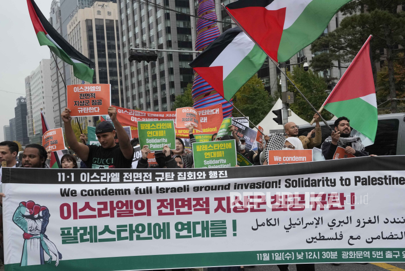 Pendukung Palestina berbaris dalam unjuk rasa mendesak Israel agar menghentikan serangan di Jalur Gaza, di Seoul, Korea Selatan, Rabu (1/11/2023).