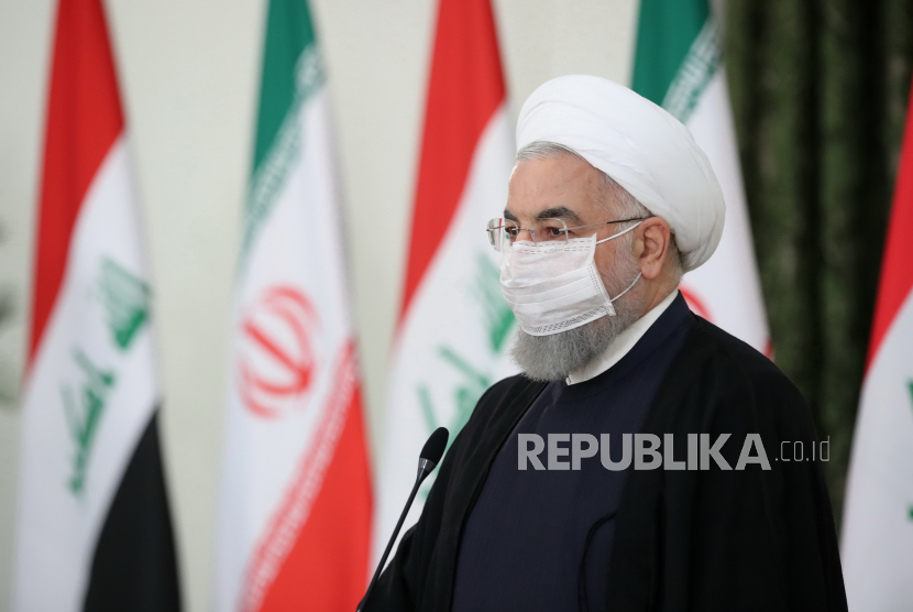 Sebuah foto selebaran yang disediakan oleh kantor kepresidenan menunjukkan Presiden Iran Hassan Rouhani saat pers bersama dengan perdana menteri Irak di Teheran, Iran, 21 Juli 2020. Kahdimi berada di Teheran untuk bertemu dengan para pejabat Iran. 