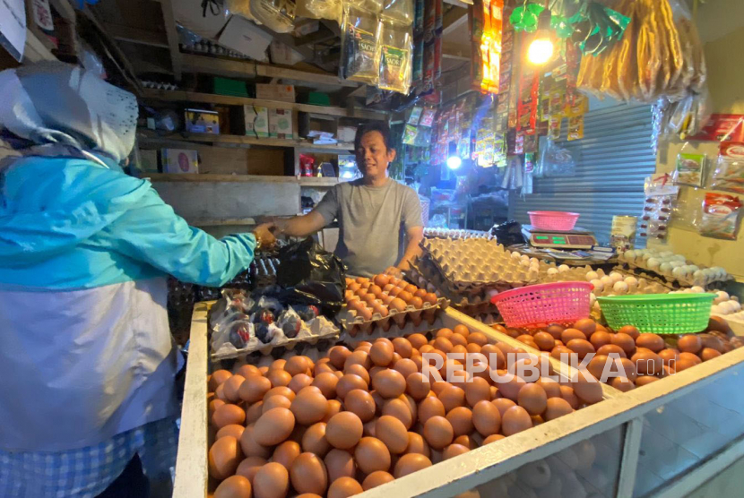 Pedagang telur di Pasar Kosambi, Kota Bandung, Jawa Barat, Selasa (16/5/2023), mengeluhkan harga telur yang tak kunjung turun, saat ini harga telur masih meroket di harga Rp 33 ribu, sebelumnya bahkan mencapai Rp 34 ribu per kilogram.