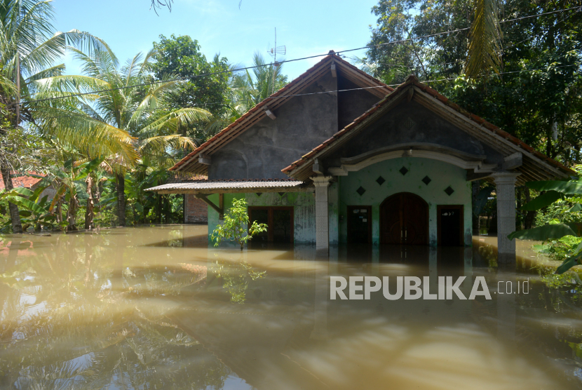 Rumah warga terendam banjir di Kedungrejo, Desa Kedungmulyo, Butuh, Purworejo, Jawa Tengah.
