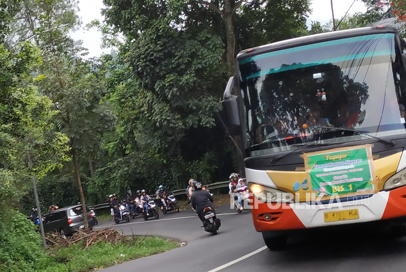 Sejumlah bus pariwisata melewati Jalan Kolonel Masturi, di Kecamatan Lembang, Kabupaten Barat